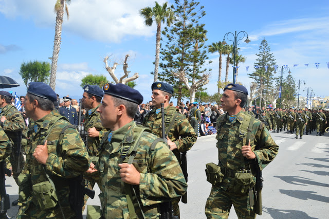 Φωτό από τη στρατιωτική παρέλαση στην ΚΩ - Φωτογραφία 8