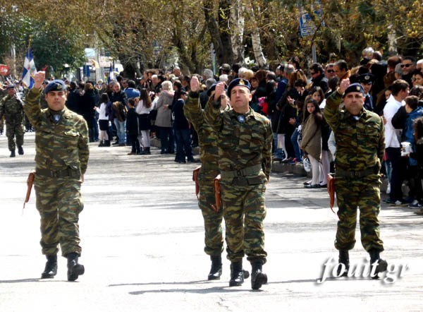 Η στρατιωτική παρέλαση της 25η Μαρτίου στην Καστοριά (φωτογραφίες – βίντεο) - Φωτογραφία 1