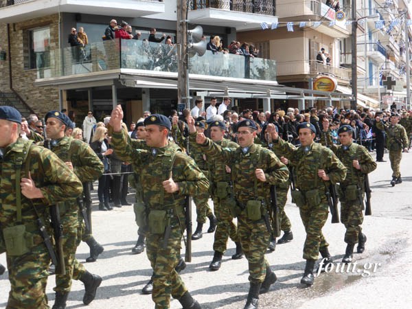 Η στρατιωτική παρέλαση της 25η Μαρτίου στην Καστοριά (φωτογραφίες – βίντεο) - Φωτογραφία 10