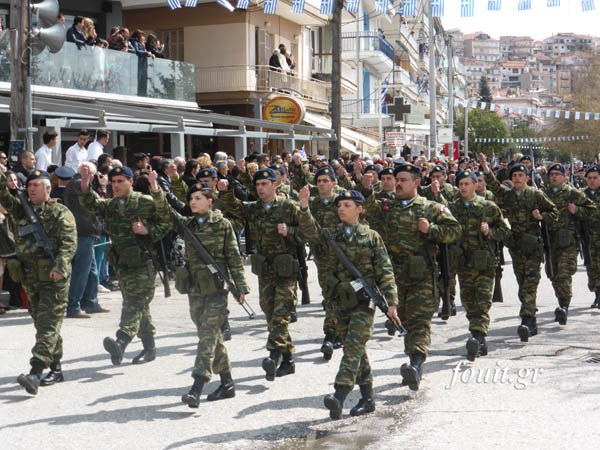 Η στρατιωτική παρέλαση της 25η Μαρτίου στην Καστοριά (φωτογραφίες – βίντεο) - Φωτογραφία 11