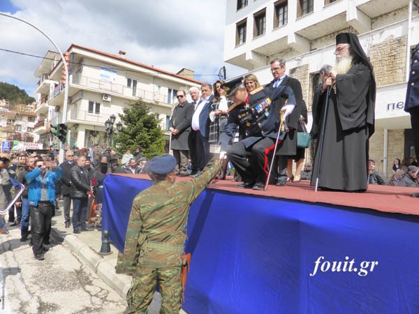 Η στρατιωτική παρέλαση της 25η Μαρτίου στην Καστοριά (φωτογραφίες – βίντεο) - Φωτογραφία 12