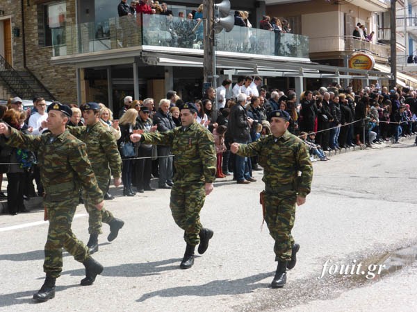 Η στρατιωτική παρέλαση της 25η Μαρτίου στην Καστοριά (φωτογραφίες – βίντεο) - Φωτογραφία 2