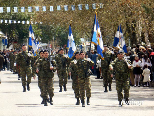 Η στρατιωτική παρέλαση της 25η Μαρτίου στην Καστοριά (φωτογραφίες – βίντεο) - Φωτογραφία 3