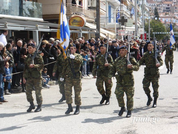 Η στρατιωτική παρέλαση της 25η Μαρτίου στην Καστοριά (φωτογραφίες – βίντεο) - Φωτογραφία 4