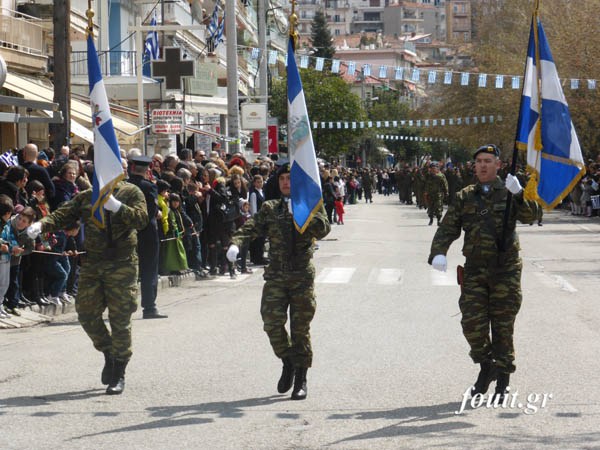 Η στρατιωτική παρέλαση της 25η Μαρτίου στην Καστοριά (φωτογραφίες – βίντεο) - Φωτογραφία 5