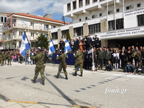 Η στρατιωτική παρέλαση της 25η Μαρτίου στην Καστοριά (φωτογραφίες – βίντεο) - Φωτογραφία 6