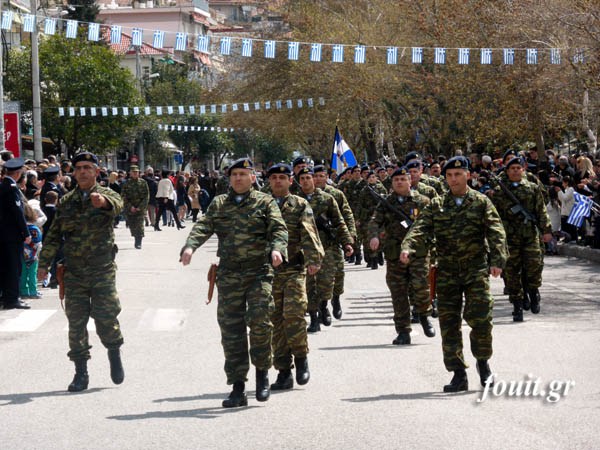 Η στρατιωτική παρέλαση της 25η Μαρτίου στην Καστοριά (φωτογραφίες – βίντεο) - Φωτογραφία 7