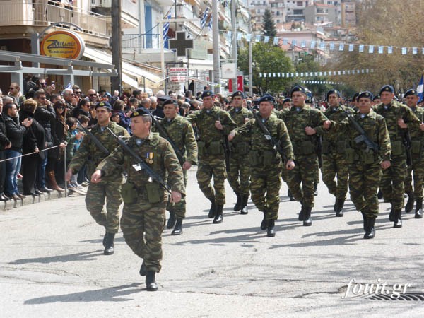 Η στρατιωτική παρέλαση της 25η Μαρτίου στην Καστοριά (φωτογραφίες – βίντεο) - Φωτογραφία 8