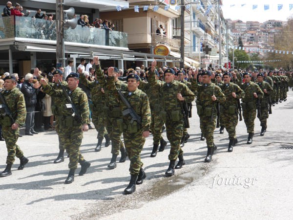 Η στρατιωτική παρέλαση της 25η Μαρτίου στην Καστοριά (φωτογραφίες – βίντεο) - Φωτογραφία 9