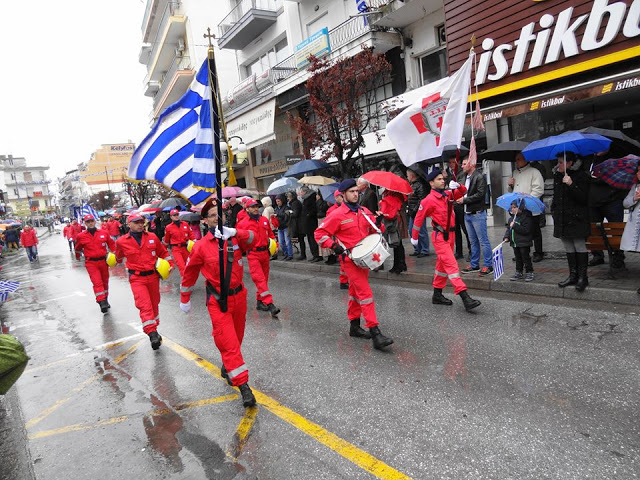 Υπό βροχή η παρέλαση στην Ξάνθη - Ντύθηκε στα λευκά το Δασικό Χωριό - Φωτογραφία 5