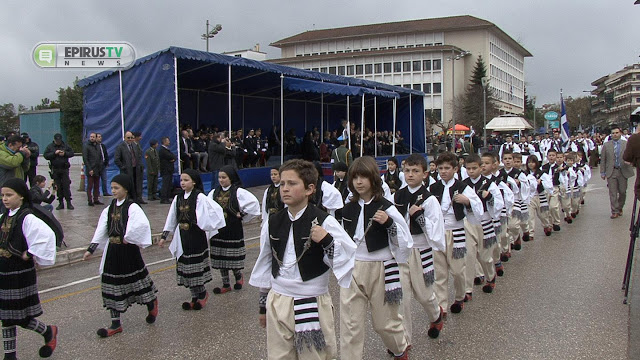 Με βροχή η παρέλαση στα Ιωάννινα [photos+video] - Φωτογραφία 2