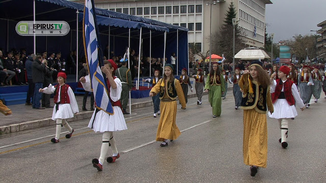 Με βροχή η παρέλαση στα Ιωάννινα [photos+video] - Φωτογραφία 4