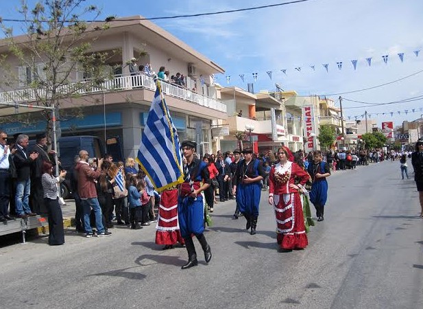 Με τη συμμετοχή μαθητών σχολείων του Γαζίου και Πολιτιστικών Συλλόγων του Δήμου Μαλεβιζίου, πραγματοποιήθηκε η παρέλαση στην πόλη του Γαζίου [photos] - Φωτογραφία 12