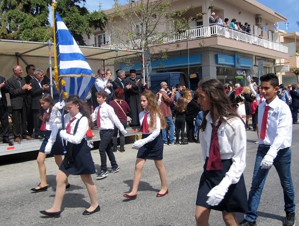 Με τη συμμετοχή μαθητών σχολείων του Γαζίου και Πολιτιστικών Συλλόγων του Δήμου Μαλεβιζίου, πραγματοποιήθηκε η παρέλαση στην πόλη του Γαζίου [photos] - Φωτογραφία 13