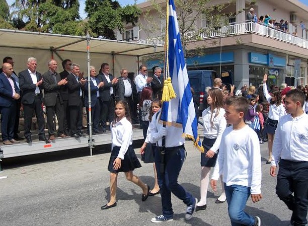 Με τη συμμετοχή μαθητών σχολείων του Γαζίου και Πολιτιστικών Συλλόγων του Δήμου Μαλεβιζίου, πραγματοποιήθηκε η παρέλαση στην πόλη του Γαζίου [photos] - Φωτογραφία 18