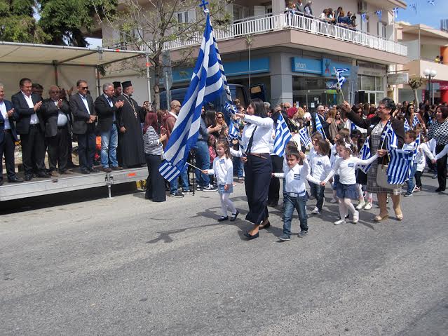 Με τη συμμετοχή μαθητών σχολείων του Γαζίου και Πολιτιστικών Συλλόγων του Δήμου Μαλεβιζίου, πραγματοποιήθηκε η παρέλαση στην πόλη του Γαζίου [photos] - Φωτογραφία 3