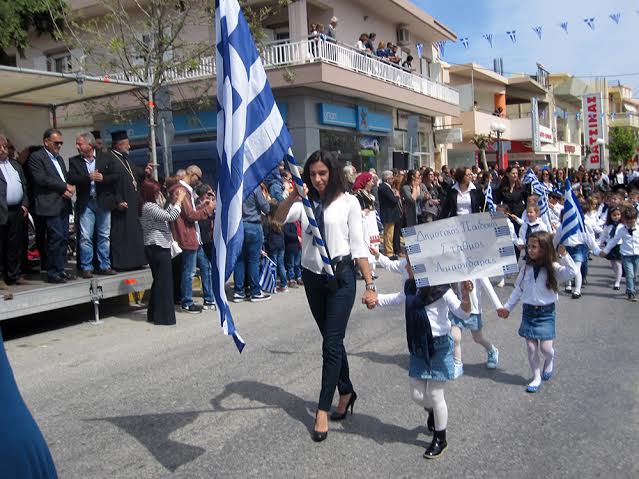 Με τη συμμετοχή μαθητών σχολείων του Γαζίου και Πολιτιστικών Συλλόγων του Δήμου Μαλεβιζίου, πραγματοποιήθηκε η παρέλαση στην πόλη του Γαζίου [photos] - Φωτογραφία 4