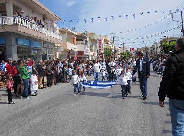 Με τη συμμετοχή μαθητών σχολείων του Γαζίου και Πολιτιστικών Συλλόγων του Δήμου Μαλεβιζίου, πραγματοποιήθηκε η παρέλαση στην πόλη του Γαζίου [photos] - Φωτογραφία 7