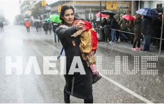 ΣΥΓΚΛΟΝΙΖΕΙ: ΑΥΤΗ είναι η αγανακτισμένη μάνα που έκανε μόνη της παρέλαση μέσα στην βροχή... [video] - Φωτογραφία 1
