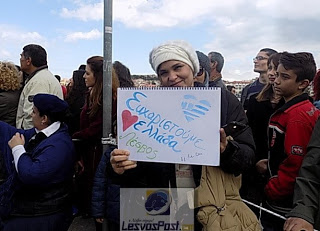 Πρόσφυγες στην παρέλαση της 25ης Μαρτίου στην Μυτιλήνη: Σήκωσαν πλακάτ που έγραφε Ευχαριστούμε Ελλάδα - Λέσβος Σ’ αγαπώ [photo+video] - Φωτογραφία 1