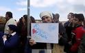 Πρόσφυγες στην παρέλαση της 25ης Μαρτίου στην Μυτιλήνη: Σήκωσαν πλακάτ που έγραφε Ευχαριστούμε Ελλάδα - Λέσβος Σ’ αγαπώ [photo+video]