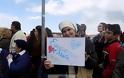 Πρόσφυγες στην παρέλαση της 25ης Μαρτίου στην Μυτιλήνη: Σήκωσαν πλακάτ που έγραφε Ευχαριστούμε Ελλάδα - Λέσβος Σ’ αγαπώ [photo+video] - Φωτογραφία 4