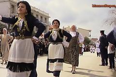 25η Μαρτίου, Λήμνος : Γερμανίδα παρέλασε με παραδοσιακή φορεσιά! [photo+video]