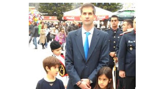 Xαλκίδα: Με τα παιδιά του στην παρέλαση ο Μπακογιάννης - Φωτογραφία 1