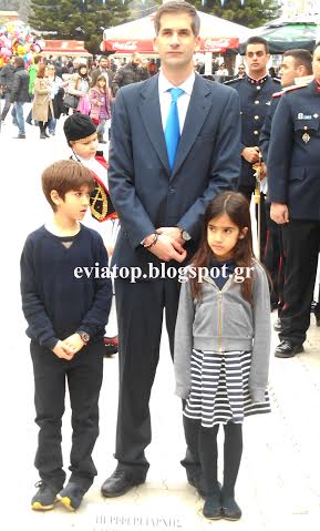 Xαλκίδα: Με τα παιδιά του στην παρέλαση ο Μπακογιάννης - Φωτογραφία 2