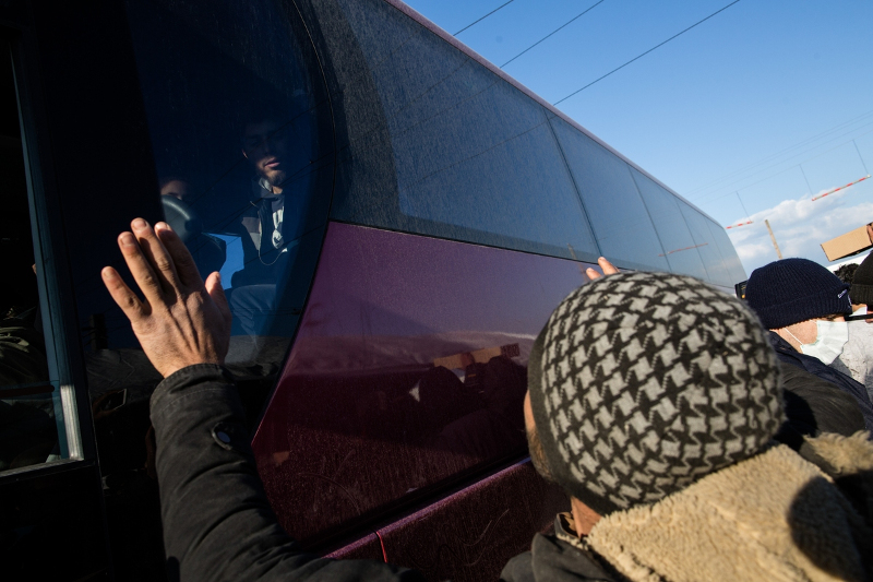 Εκκενώνεται η Ειδομένη: Αναχώρησαν 4 λεωφορεία με πρόσφυγες [photos] - Φωτογραφία 2