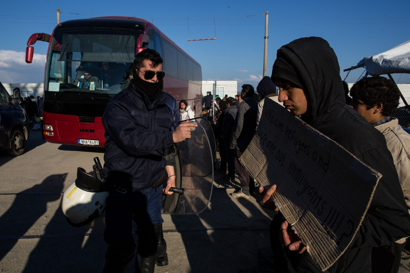 Εκκενώνεται η Ειδομένη: Αναχώρησαν 4 λεωφορεία με πρόσφυγες [photos] - Φωτογραφία 3