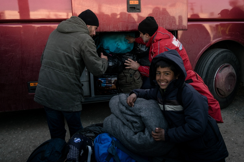 Εκκενώνεται η Ειδομένη: Αναχώρησαν 4 λεωφορεία με πρόσφυγες [photos] - Φωτογραφία 4