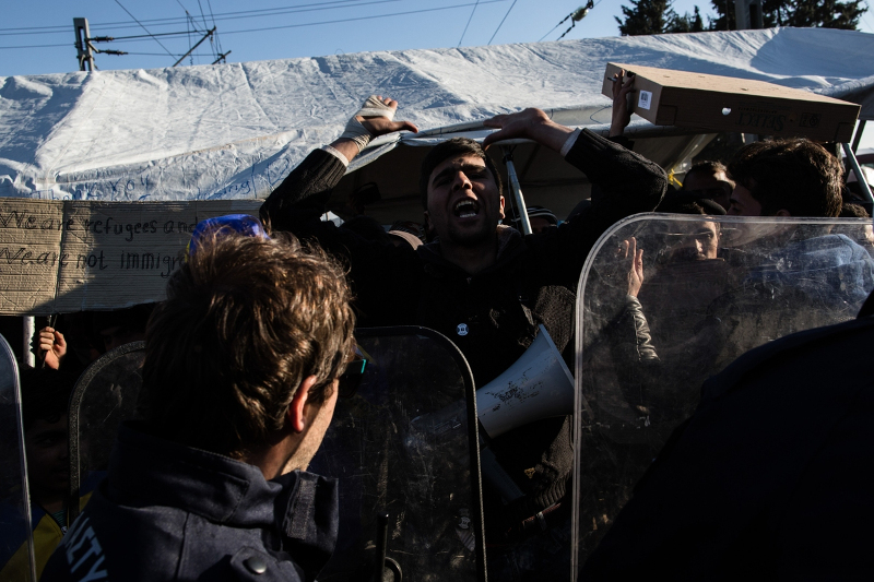 Εκκενώνεται η Ειδομένη: Αναχώρησαν 4 λεωφορεία με πρόσφυγες [photos] - Φωτογραφία 7