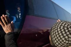 Εκκενώνεται η Ειδομένη: Αναχώρησαν 4 λεωφορεία με πρόσφυγες [photos]