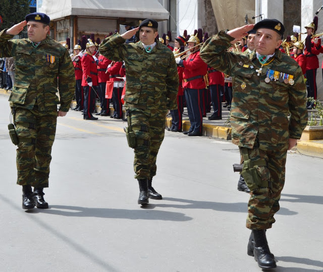 Άψογη η στρατιωτική παρέλαση στη Βέροια. Δέχθηκε τα συγχαρητήρια του Μεράρχου ο έχων το γενικό πρόσταγμα Αντισυνταγματάρχης κ.Βαρελάς.Video - Φωτογραφία 1