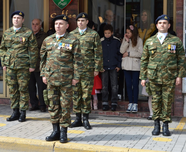 Άψογη η στρατιωτική παρέλαση στη Βέροια. Δέχθηκε τα συγχαρητήρια του Μεράρχου ο έχων το γενικό πρόσταγμα Αντισυνταγματάρχης κ.Βαρελάς.Video - Φωτογραφία 2