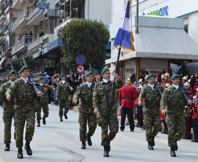 Άψογη η στρατιωτική παρέλαση στη Βέροια. Δέχθηκε τα συγχαρητήρια του Μεράρχου ο έχων το γενικό πρόσταγμα Αντισυνταγματάρχης κ.Βαρελάς.Video - Φωτογραφία 3