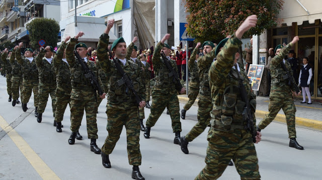 Άψογη η στρατιωτική παρέλαση στη Βέροια. Δέχθηκε τα συγχαρητήρια του Μεράρχου ο έχων το γενικό πρόσταγμα Αντισυνταγματάρχης κ.Βαρελάς.Video - Φωτογραφία 4
