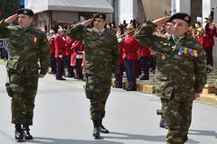 Άψογη η στρατιωτική παρέλαση στη Βέροια. Δέχθηκε τα συγχαρητήρια του Μεράρχου ο έχων το γενικό πρόσταγμα Αντισυνταγματάρχης κ.Βαρελάς.Video