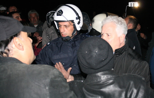 Υπό ομηρία ο Γιώργος Ουρσουζίδης στις Βαρβάρες - Εγκλωβίστηκε στην κλούβα των ΜΑΤ [photo] - Φωτογραφία 2