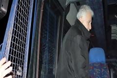 Υπό ομηρία ο Γιώργος Ουρσουζίδης στις Βαρβάρες - Εγκλωβίστηκε στην κλούβα των ΜΑΤ [photo]