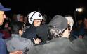 Υπό ομηρία ο Γιώργος Ουρσουζίδης στις Βαρβάρες - Εγκλωβίστηκε στην κλούβα των ΜΑΤ [photo] - Φωτογραφία 3