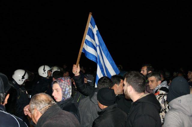 Σοβαρά επεισόδια κατά προσφύγων - Απείλησαν βουλευτή του ΣΥΡΙΖΑ [photos+video] - Φωτογραφία 4