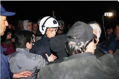 Σοβαρά επεισόδια κατά προσφύγων - Απείλησαν βουλευτή του ΣΥΡΙΖΑ [photos+video]