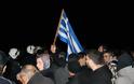 Σοβαρά επεισόδια κατά προσφύγων - Απείλησαν βουλευτή του ΣΥΡΙΖΑ [photos+video] - Φωτογραφία 4