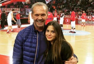 Πέτρος Κωστόπουλος: Με την 17χρονη κόρη του στο ΣΕΦ για να δει τον Ολυμπιακό! - Φωτογραφία 1