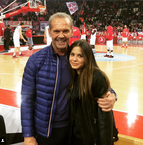 Πέτρος Κωστόπουλος: Με την 17χρονη κόρη του στο ΣΕΦ για να δει τον Ολυμπιακό! - Φωτογραφία 2