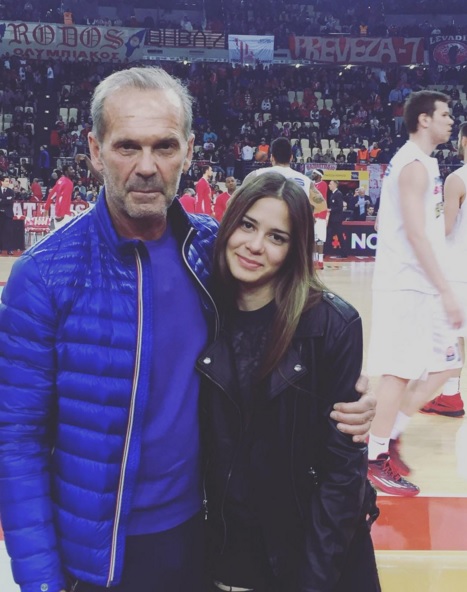 Πέτρος Κωστόπουλος: Με την 17χρονη κόρη του στο ΣΕΦ για να δει τον Ολυμπιακό! - Φωτογραφία 3