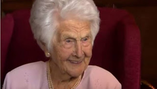 Γυναίκα 109 ετών αποκαλύπτει το μυστικό της μακροζωίας- Eχει χρώμα καφέ και φτάνει σ΄εμάς σε βαρέλια - Φωτογραφία 1