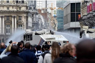 Συγκρούσεις στο κέντρο των Βρυξελλών -Μάχες σώμα με σώμα ακροδεξιών με ΜΑΤ - Φωτογραφία 1
